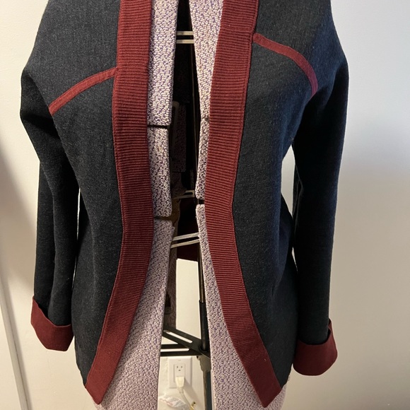 Lululemon Reversible Cardigan size 6 or 8? - Picture 5 of 6